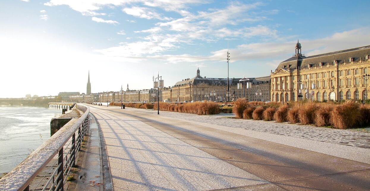 Photo de la ville de Bordeaux réalisée par Vince Gx https://unsplash.com/fr/photos/WuOeUt-emsk?utm_source=unsplash&utm_medium=referral&utm_content=creditCopyText