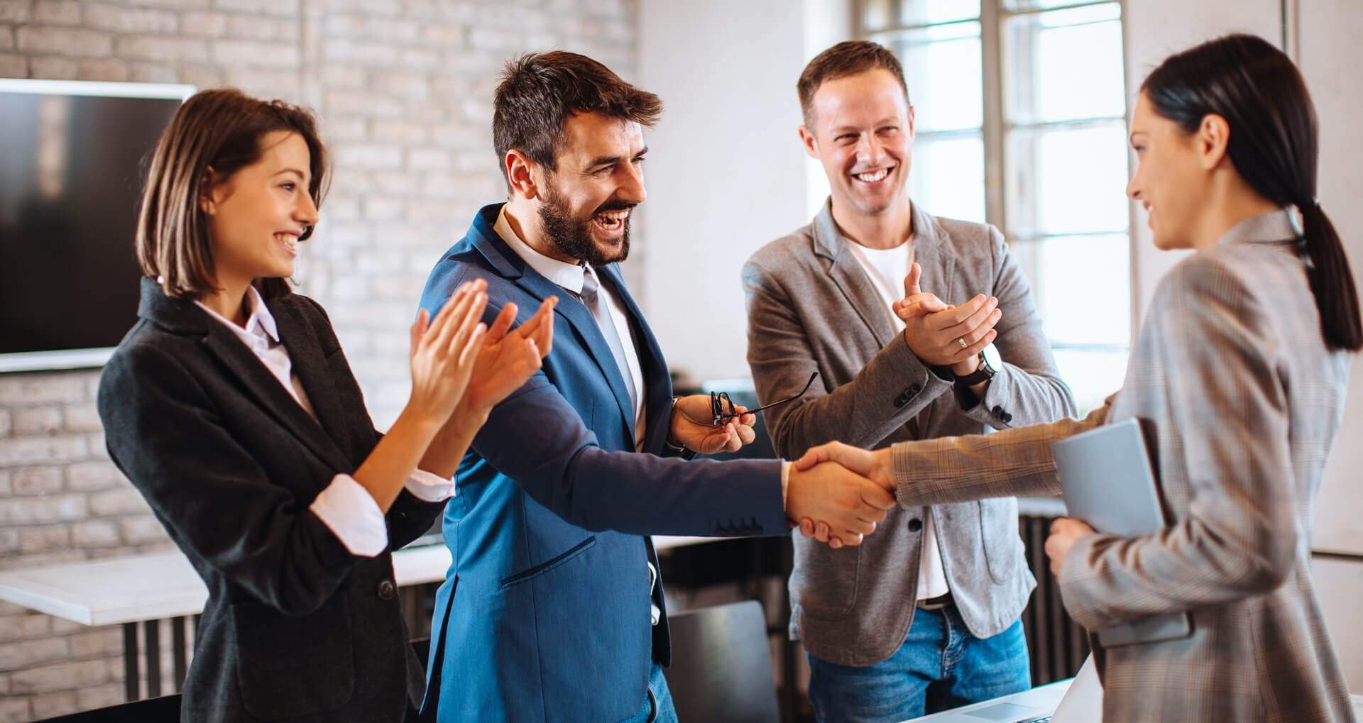 2 hommes et 1 dame recruteur félicitant une dame de son recrutement