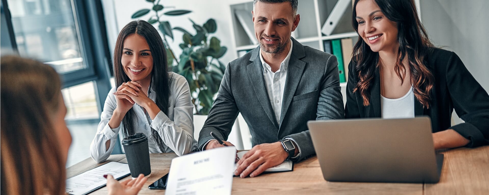 Job interview d'une dame devant 3 recruteurs d'une entreprise