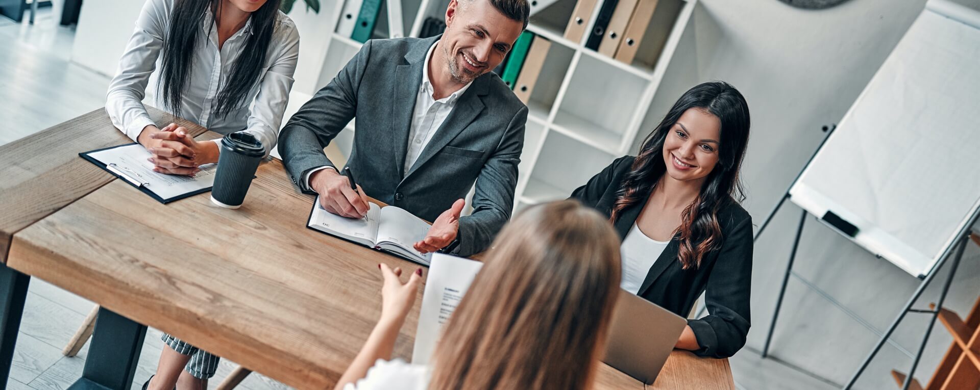 Job interview d'une dame devant 3 recruteurs d'une entreprise